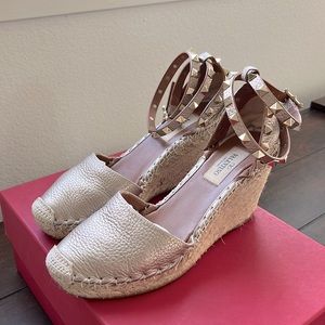 🔸Valentino Rockstud grainy leather Espadrille wedge sandals size 35🔸